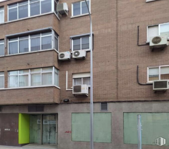 Local en alquiler y venta en Avenida Real de Pinto, 31, Villaverde, Madrid, 28021 con ventana, edificio, accesorio, condominio, diseño urbano, barrio, bloque de pisos, zona residencial, edificio comercial y propiedad material alrededor