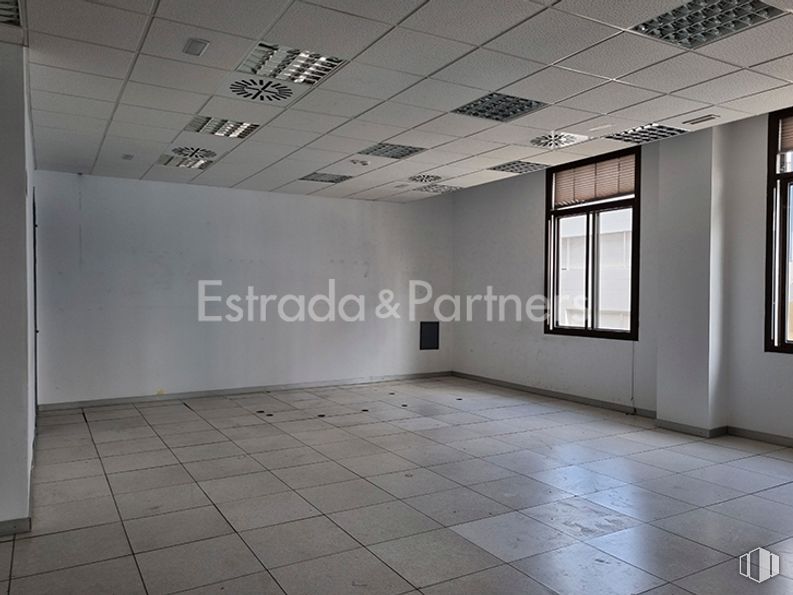 Nave en alquiler en Calle Manuel Tovar, Fuencarral - El Pardo, Madrid, 28034 con ventana, accesorio, suelo, piso, pasillo, techo, vidrio, espacio, material compuesto y evento alrededor