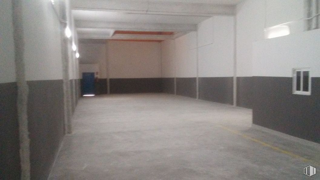 Industrial for rent at Calle Luís I, Villa de Vallecas, Madrid, 28031 with property, fixture, floor, hall, flooring, composite material, building, ceiling, parking and concrete around