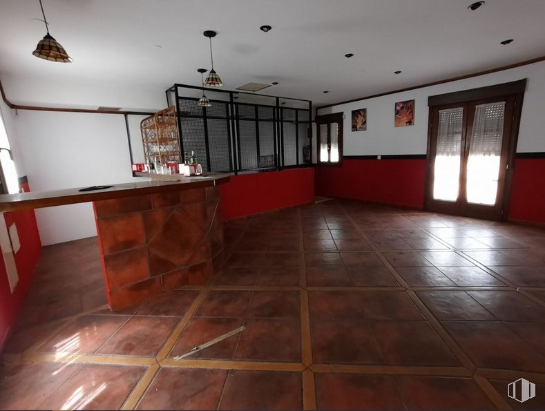 Retail for rent at Zona Amurallada, Ávila, 05001 with lighting, window, wood, hall, fixture, interior design, flooring, floor, hardwood and wood stain around