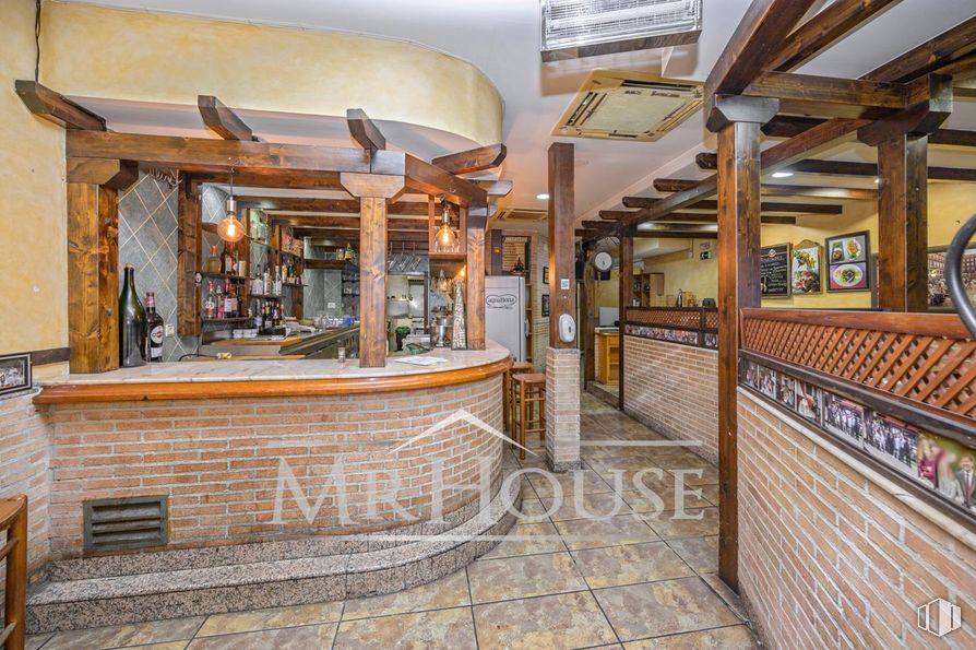 Retail for sale at Calle Dos Amigos, Parla, Madrid, 28980 with wood, flooring, floor, door, brick, wood stain, hardwood, brickwork, restaurant and tile around