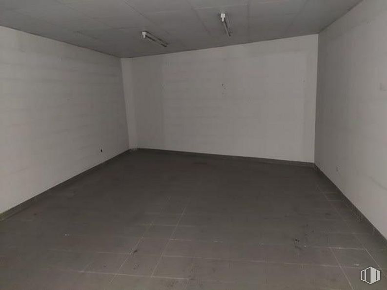 Retail for sale & for rent at Calle Pinos Alta, Tetuán, Madrid, 28029 with property, building, floor, flooring, fixture, composite material, ceiling, wood, concrete and symmetry around