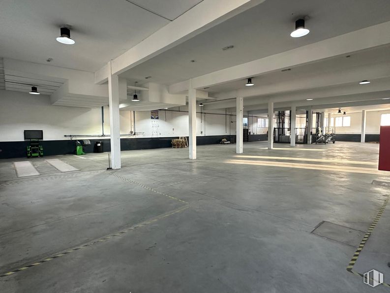 Nave en alquiler y venta en Calle Electricidad, 2, Leganés, Madrid, 28917 con lámpara, accesorio, suelo, suelos, hall, gas, edificio, aparcamiento, ciudad y techo alrededor