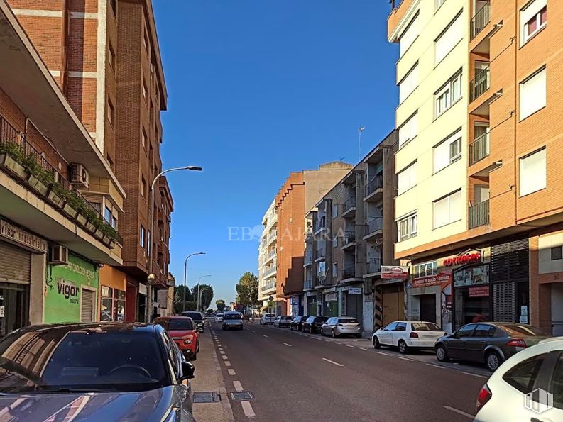 Retail for rent at Calle Calera, Talavera de la Reina, Toledo, 45600 with automotive parking light, car, building, vehicle, daytime, sky, photograph, window, light and infrastructure around