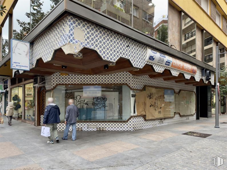 Retail for rent at Calle Trinidad, Talavera de la Reina, Toledo, 45600 with person, clothing, building, window, shade, awning, urban design, facade, leisure and city around