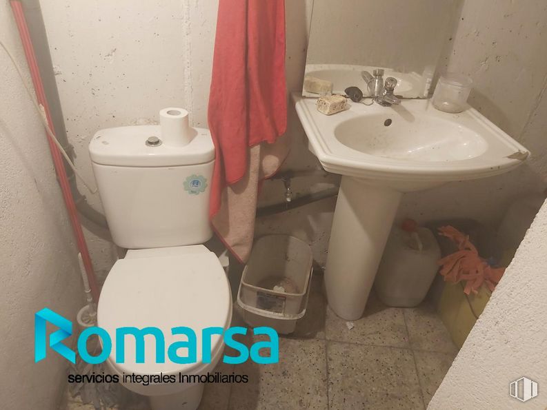 Industrial for sale at Calle Doctor Jesús Galán, Ávila, 05003 with toilet, sink, property, plumbing fixture, tap, bathroom sink, purple, bathroom, toilet seat and interior design around