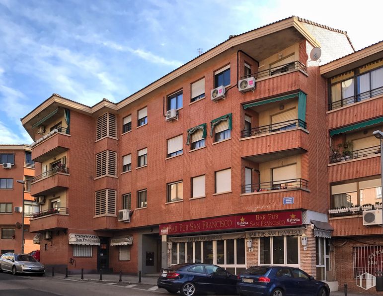 Local en venta en Avenida Doctor Toledo, 32, Las Rozas de Madrid, Madrid, 28230 con coche, edificio, ventana, rueda, neumático, cielo, vehículo terrestre, luz de estacionamiento automotriz, vehículo y nube alrededor