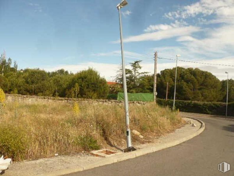 Land for sale at Camino Fuente Elvira, Colmenarejo, Madrid, 28270 with cloud, plant, sky, street light, road surface, asphalt, tree, land lot, grass and natural landscape around