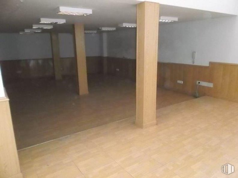 Retail for sale at Calle Robles, Puente de Vallecas, Madrid, 28053 with wood, interior design, floor, flooring, hardwood, tile flooring, wood stain, hall, ceiling and plywood around