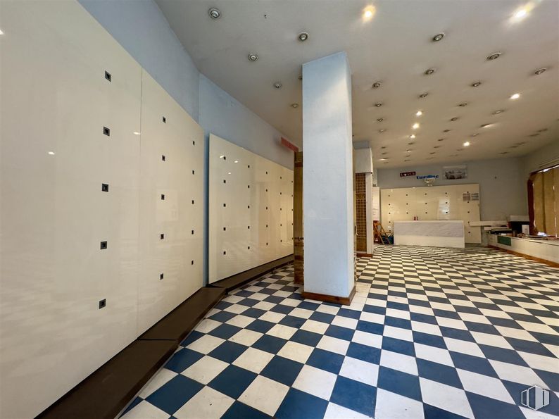 Retail for rent at Calle Trinidad, Talavera de la Reina, Toledo, 45600 with tile flooring, interior design, art, hall, flooring, floor, line, wall, building and ceiling around