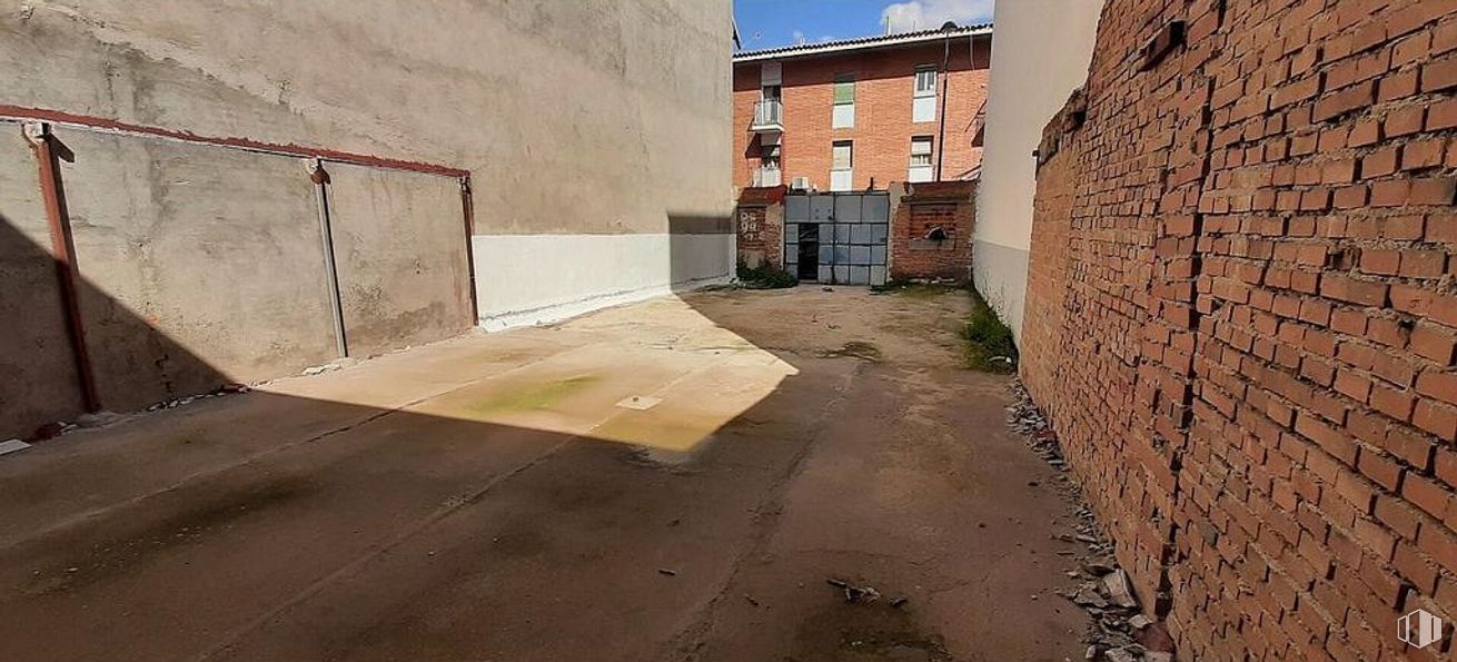 Land for sale at Centro, Getafe, Madrid, 28901 with building, window, road surface, wood, land lot, sky, asphalt, composite material, flooring and tints and shades around