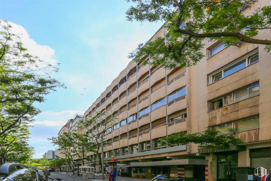 Local en alquiler en Calle López de Hoyos, Salamanca, Madrid, 28006 con edificio, nube, cielo, planta, rueda, ventana, árbol, bloque de pisos, diseño urbano y neumático alrededor