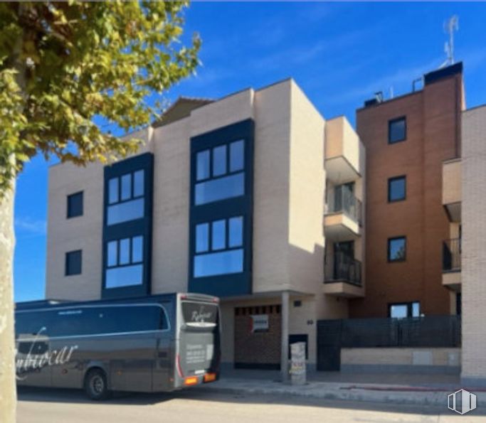 Local en venta en Avenida San Luis, Yepes, Toledo, 45313 con ventana, autobús, propiedad, edificio, neumático, rueda, cielo, árbol, diseño urbano y vehículo alrededor