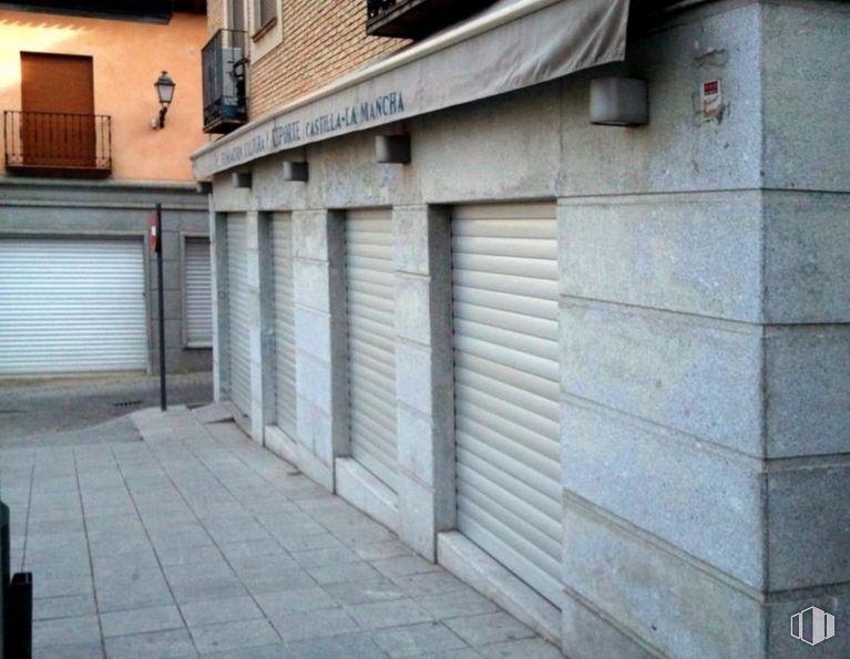 Retail for rent at Casco antigüo, Toledo, 45002 with door, building, road surface, wood, brickwork, brick, window, composite material, sidewalk and facade around