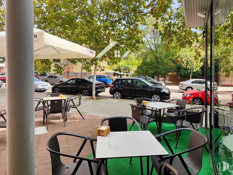 Retail for sale & for rent at Zona Portazgo, Puente de Vallecas, Madrid, 28038 with car, chair, table, furniture, restaurant, outdoor table, outdoor furniture, shade, kitchen & dining room table and cafeteria around