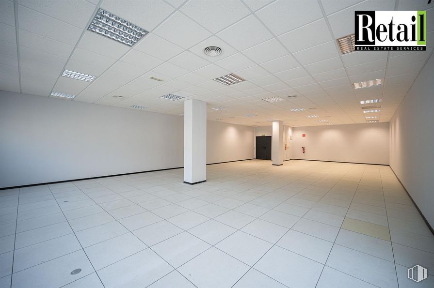 Office for sale & for rent at Calle Casas de Miravete, Villa de Vallecas, Madrid, 28031 with flooring, floor, ceiling, interior design, composite material, tile flooring, hall, tile, glass and silver around