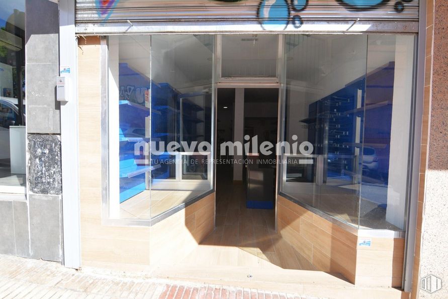 Retail for sale at Calle Jabonería, Alcorcón, Madrid, 28921 with fixture, wood, door, floor, composite material, flooring, automotive exterior, building material, facade and shade around