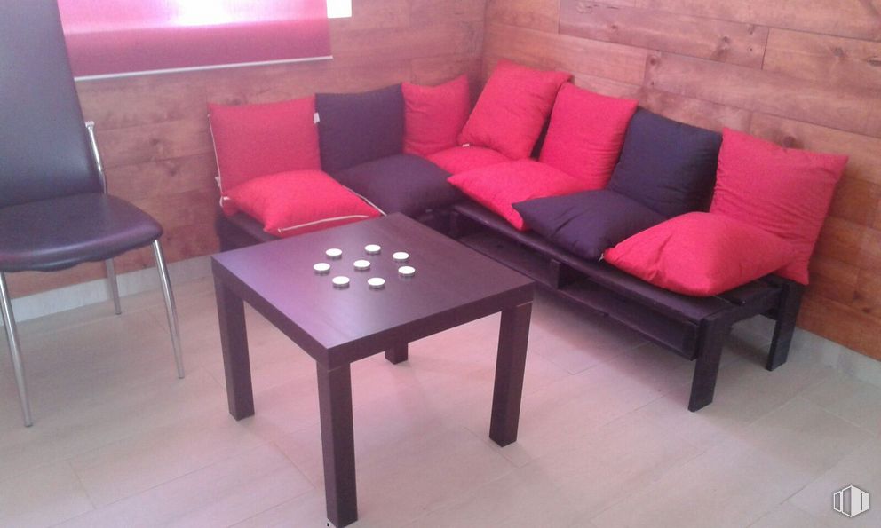 Retail for rent at Avenida Martín Descalzo, 33, Madridejos, Toledo, 45710 with couch, chair, table, furniture, property, light, green, comfort, purple and wood around