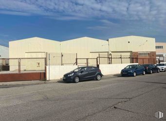 Nave en alquiler y venta en Zona industrial, Camarma de Esteruelas, Madrid, 28816 con coche, luz de estacionamiento, iluminación del automóvil, aparcamiento, sistema de ruedas para automóviles, coche familiar, luces traseras y de freno, retrovisor lateral para automóviles, retrovisor de automóvil y vehículo de lujo alrededor