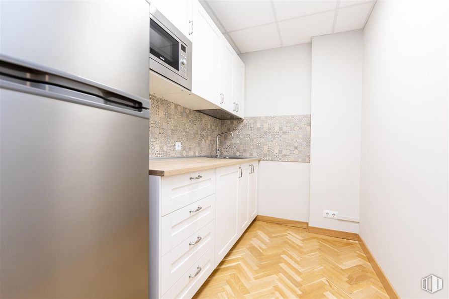 Oficina en venta en Calle Santa Engracia, 141, Chamberí, Madrid, 28003 con horno microondas, refrigerador, ebanistería, horno, cajonera, suelos, aparato de cocina, electrodoméstico, madera y interiorismo alrededor