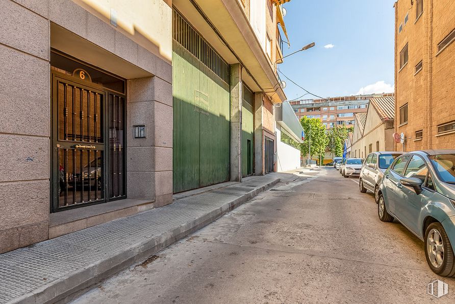 Retail for sale & for rent at Zona Pilar, Talavera de la Reina, Toledo, 45600 with wheel, car, window, building, tire, land vehicle, vehicle, infrastructure, road surface and sky around