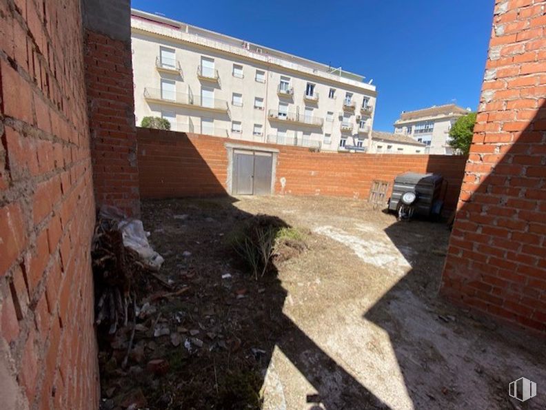 Land for sale at Plaza San Sebastián, Quintanar de la Orden, Toledo, 45800 with building, animal, sky, window, brick, brickwork, road surface, wall, urban design and facade around