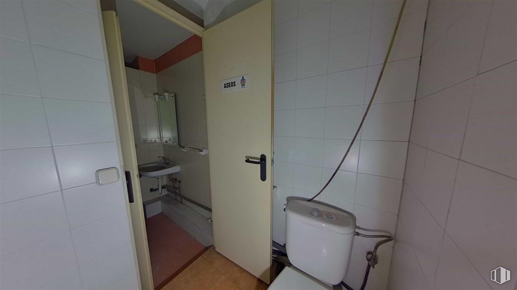 Office for sale at Avenida Democracia, Puente de Vallecas, Madrid, 28031 with toilet, property, building, plumbing fixture, bathroom, purple, interior design, floor, house and fixture around