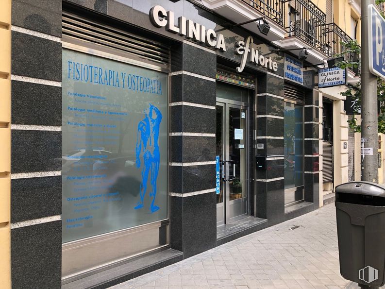 Retail for rent at Calle Fernando el Católico, Chamberí, Madrid, 28015 with waste container, door, facade, metropolitan area, gas, electric blue, font, city, glass, machine and commercial building around