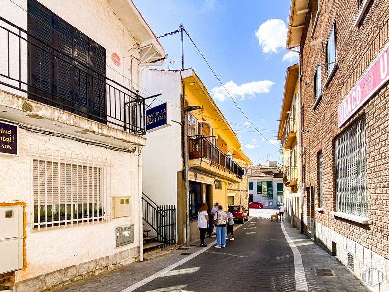 Local en alquiler en Calle Escuadra, 17, Moralzarzal, Madrid, 28411 con edificio, ventana, persona, cielo, día, nube, superficie de la carretera, barrio, callejón y casa alrededor