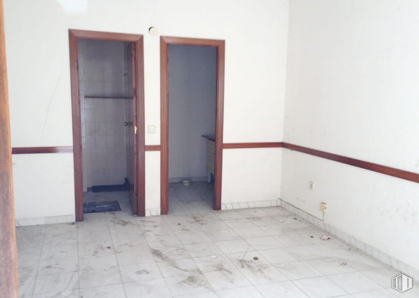 Retail for sale at Plaza San Gil, Torrijos, Toledo, 45500 with door, fixture, wood, floor, flooring, hardwood, concrete, composite material, paint and room around