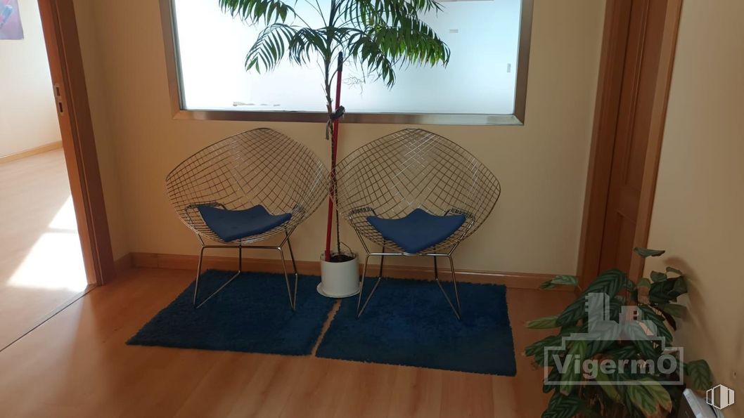 Industrial for rent at Calle Meridiano, Torrejón de Ardoz, Madrid, 28850 with chair, houseplant, furniture, flooring, interior design, floor, room, wood stain, living room and natural material around