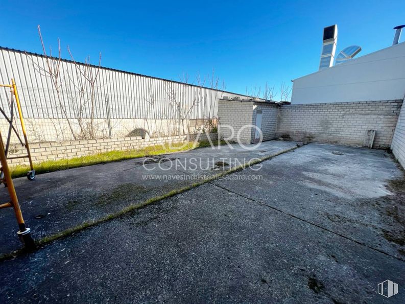 Industrial for sale at Zona industrial, Coslada, Madrid, 28820 with overhead power line, driveway, parking and wire around