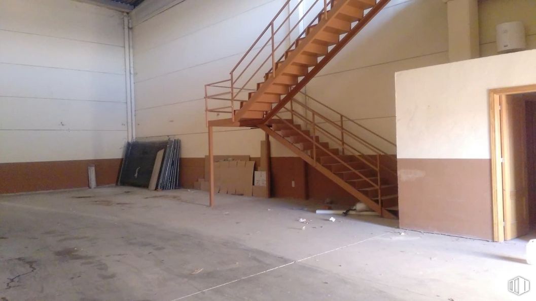 Industrial for sale at Polígono Borreguno Camporrosso, Ciempozuelos, Madrid, 28350 with wood, architecture, hall, floor, flooring, wall, stairs, beam, hardwood and composite material around