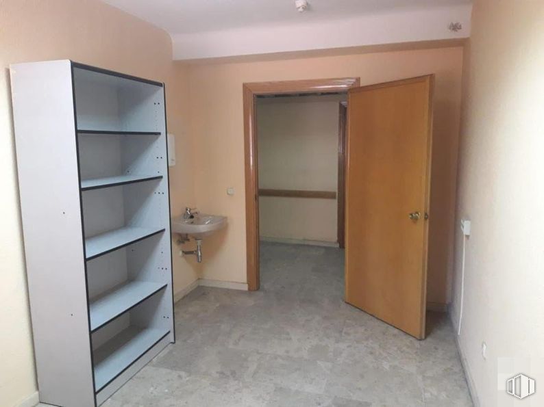 Local en venta en Calle Segovia, Arganzuela, Madrid, 28005 con puerta, ebanistería, accesorio, estante, cajón, madera, suelos, suelo, pared y exterior del automóvil alrededor