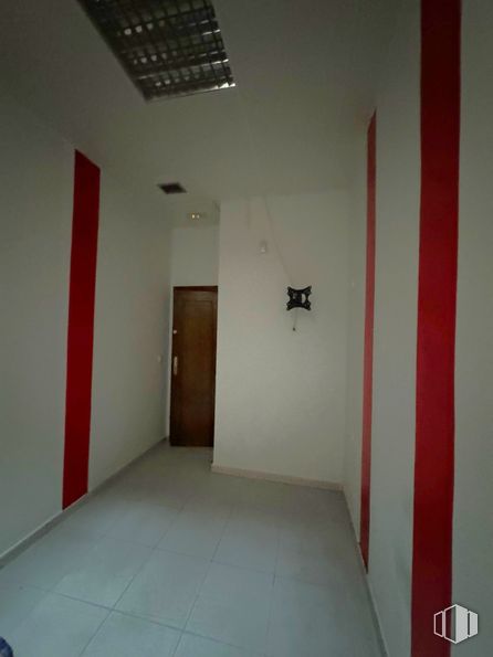 Retail for rent at Zona Nueva España, Villanueva de la Torre, Guadalajara, 19209 with door, fixture, wood, floor, flooring, wall, tints and shades, hall, ceiling and composite material around