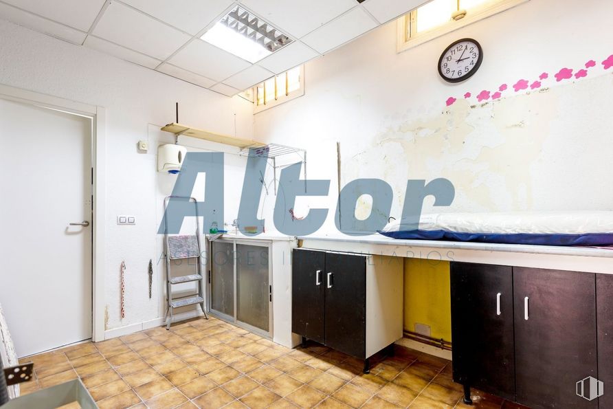 Local en venta en Calle Azabache, Carabanchel, Madrid, 28019 con ebanistería, reloj, silla, alumbrado, interiorismo, edificio, suelo, pared, suelos y accesorio alrededor