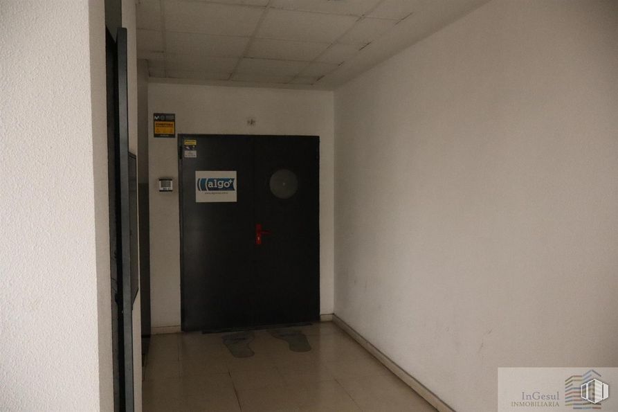 Nave en alquiler y venta en Camino Hormigueras, Villa de Vallecas, Madrid, 28031 con accesorio, suelos, puerta, edificio, techo, madera, gas, transparencia, material compuesto y habitación alrededor