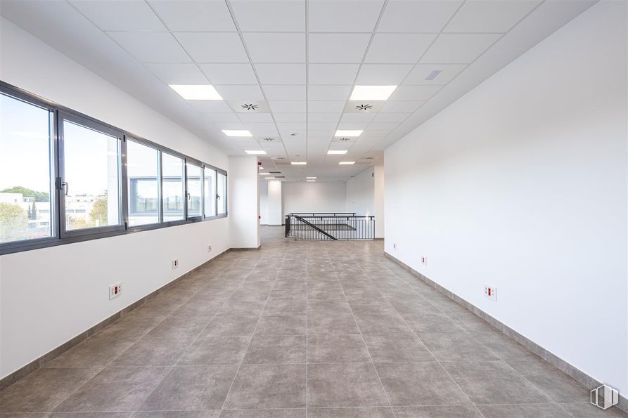 Industrial for rent at Factory, Fase I, Calle San Cesáreo, 6, Villaverde, Madrid, 28021 with light fixture, window, building, fixture, hall, architecture, interior design, flooring, floor and house around