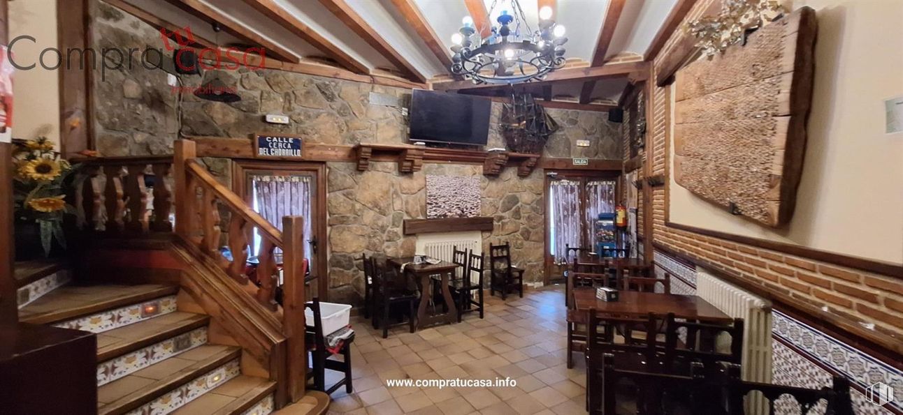 Local en venta en Centro urbano, Palazuelos de Eresma, Segovia, 40194 con alumbrado, candelabro, mesa de cocina y comedor, lámpara, madera, restaurante, tinte para madera, madera dura, bar y posada alrededor