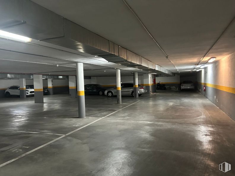 Oficina en venta en Calle San Rafael, Alcobendas, Madrid, 28108 con coche, luz de estacionamiento, accesorio, suelos, aparcamiento, edificio, ciudad, techo, gas y aparcamiento alrededor