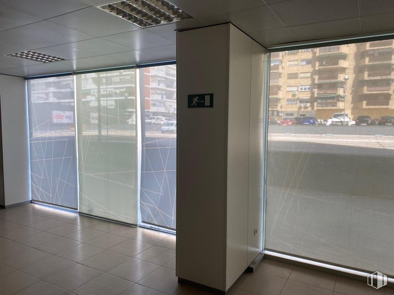 Retail for sale at Avenida Betanzos, Fuencarral - El Pardo, Madrid, 28029 with flooring, floor, interior design, glass, transparency, commercial building, ceiling, shade, tile and reflection around