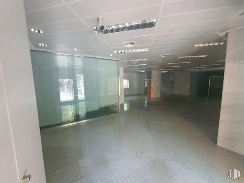 Local en venta en Calle Granadilla, Majadahonda, Madrid, 28220 con accesorio, interiorismo, suelo, suelos, hall, techo, puerta, vidrio, edificio y evento alrededor