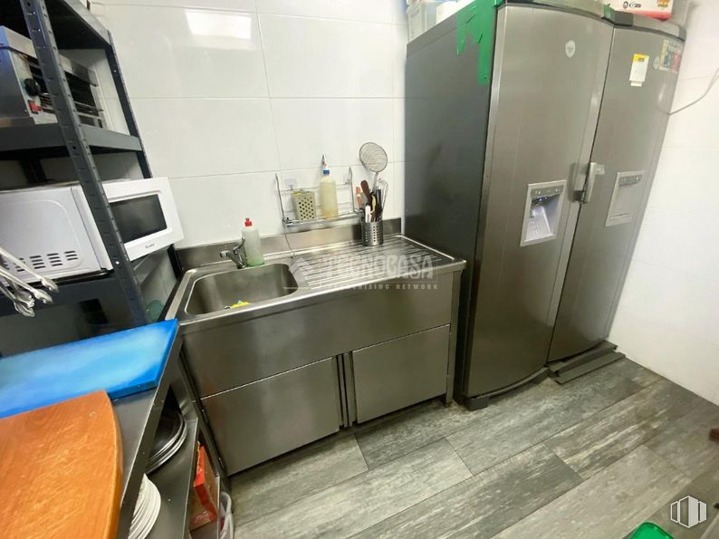 Local en venta en Avenida Olímpica, Móstoles, Madrid, 28935 con refrigerador, fregadero, ebanistería, horno microondas, fregadero, propiedad, grifo, encimera, aparato de cocina y cocina alrededor