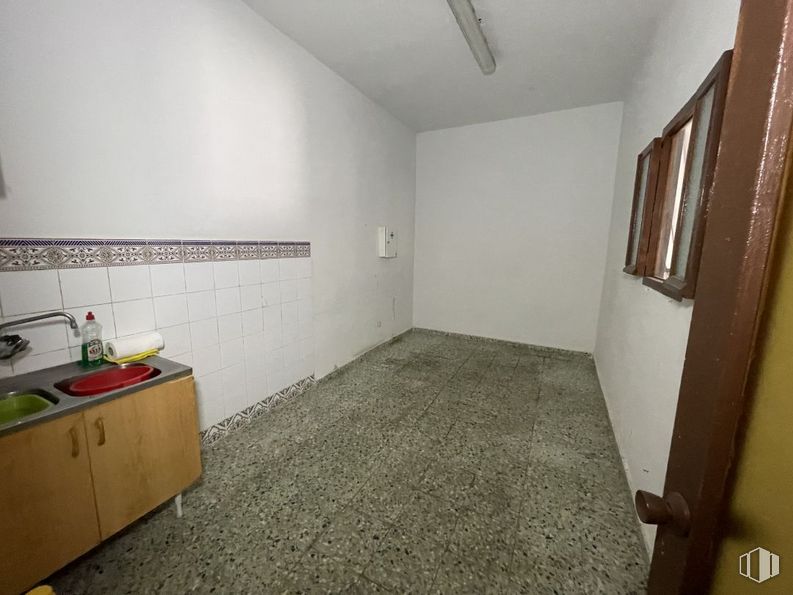 Retail for sale at Calle Río Mimbre, 9, Toledo, 45007 with cabinetry, fixture, interior design, wood, flooring, building, floor, real estate, hardwood and door around