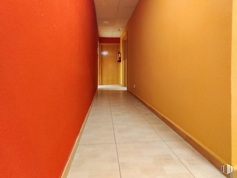 Oficina en alquiler en Zona Industrial, Coslada, Madrid, 28823 con edificio, accesorio, puerta, ámbar, naranja, madera, suelo, suelos, tintes y matices y pintura alrededor