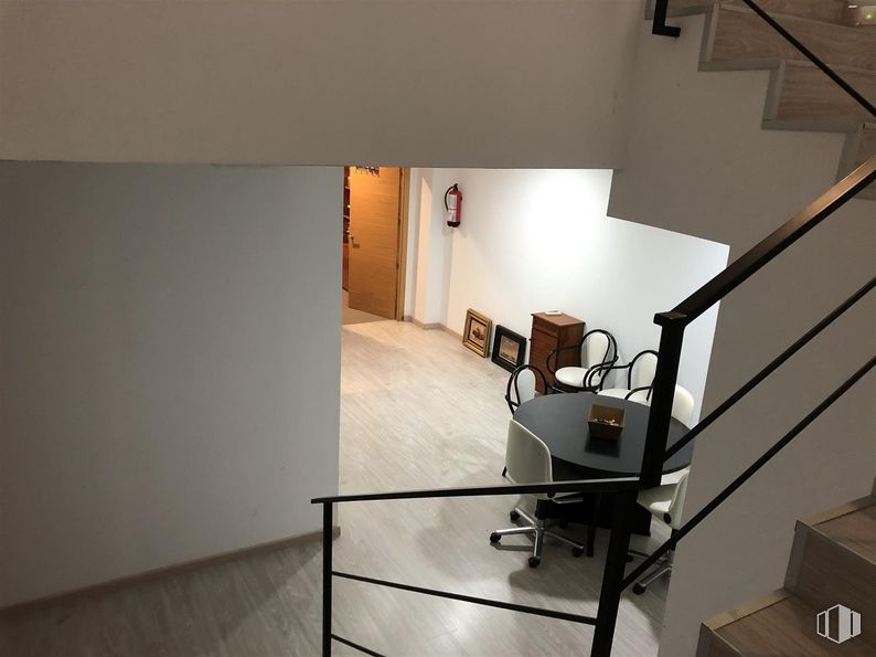 Oficina en venta en Calle Isabel de Farnesio, 2, Boadilla del Monte, Madrid, 28660 con mesa, edificio, madera, interiorismo, hall, suelo, suelos, accesorio, casa y madera dura alrededor