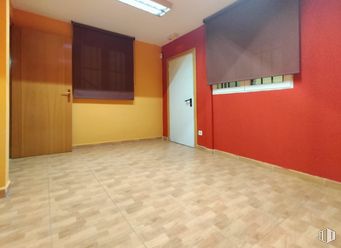 Oficina en alquiler en Zona Industrial, Coslada, Madrid, 28823 con puerta, ventana, lámpara, propiedad, madera, accesorio, suelo, hall, suelos y pintura alrededor