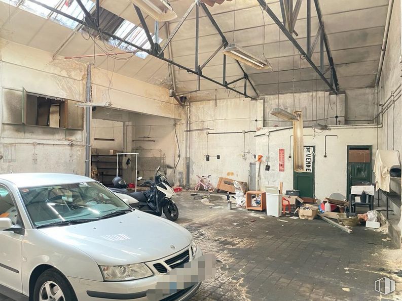 Industrial for rent at Calle Sierra de Los Filabres, Puente de Vallecas, Madrid, 28038 with wheel, car, motorcycle, automotive parking light, vehicle registration plate, tire, vehicle, hood, automotive lighting and motor vehicle around