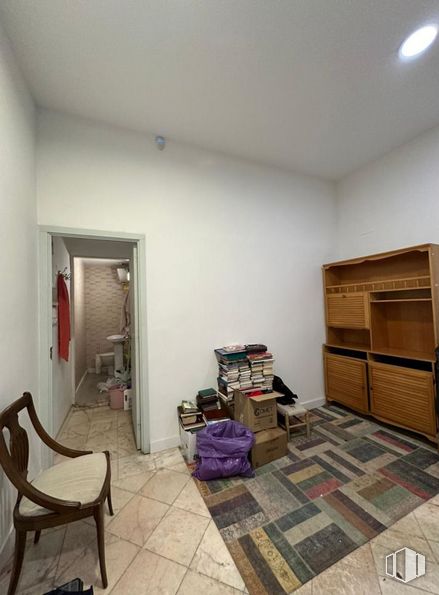 Retail for sale & for rent at Calle Carretería, Cuenca, 16002 with chair, cupboard, cabinetry, building, wood, living room, flooring, floor, picture frame and drawer around