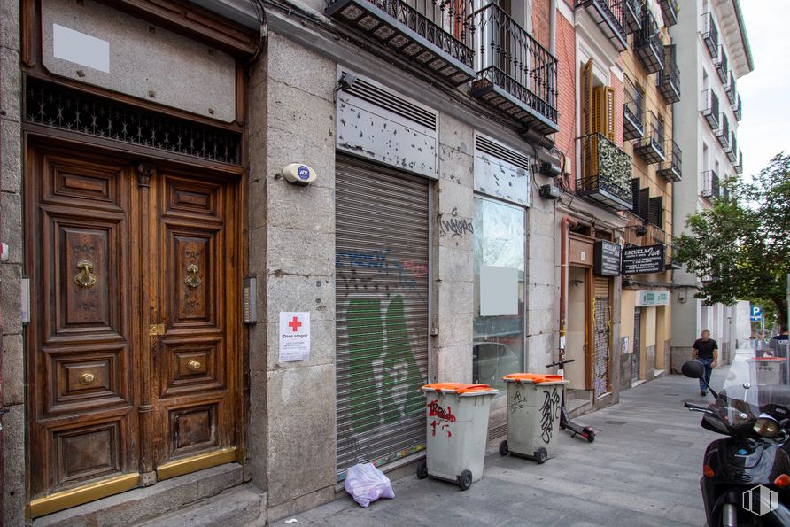 Local en venta en Calle Toledo, 117, Centro, Madrid, 28005 con motocicleta, contenedor de basura, puerta, neumático, rueda, edificio, ventana, superficie de carretera, árbol y vehículo alrededor